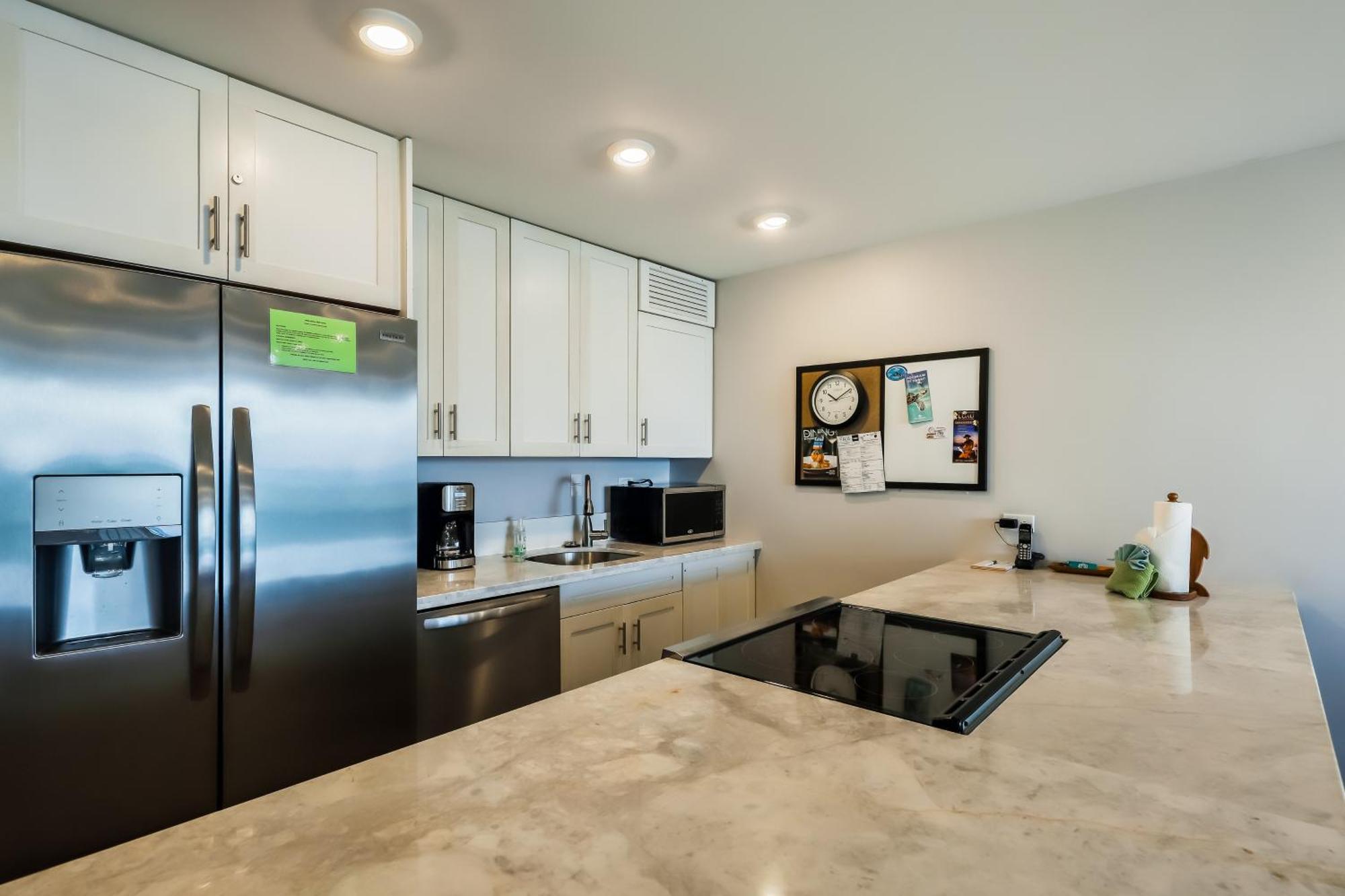 Kahana Reef Oceanfront Condos Room photo